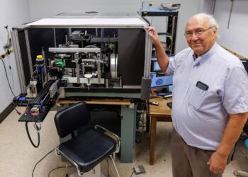 Professor Stephen Burns with a high-precision ophthalmoscope capable of observing microscopic details in the back of the eye without distortion. Image: Chris Meyer/Indiana University