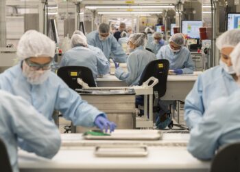 Contact lenses being manufactured by CooperVision. Image: CooperVision.