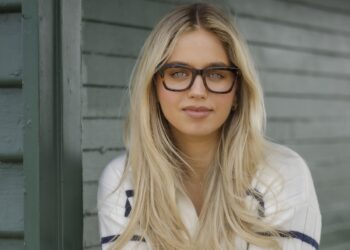 A model wears a pair of Avanti Mode glasses. Image: Modstyle.