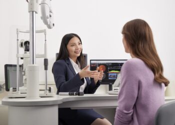 Performing OCT and discussing results is a standardised part of the Specsavers patient journey. Image: Specsavers.