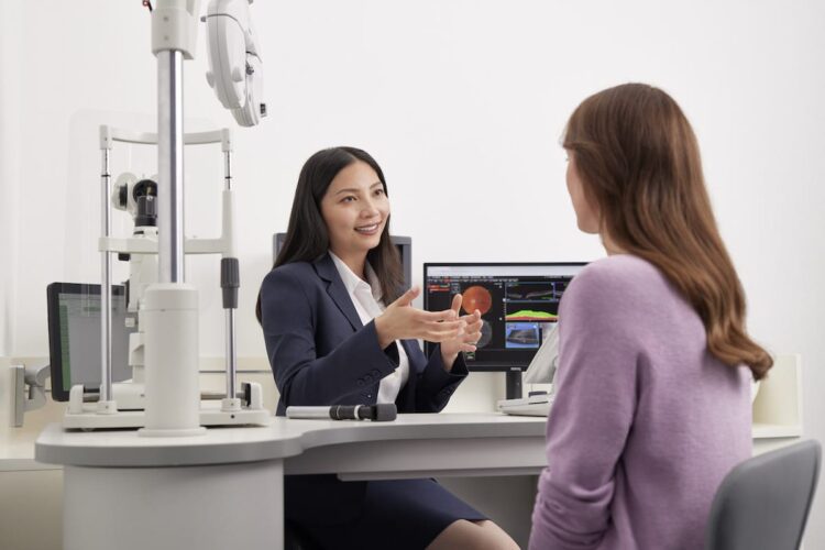 Performing OCT and discussing results is a standardised part of the Specsavers patient journey. Image: Specsavers.