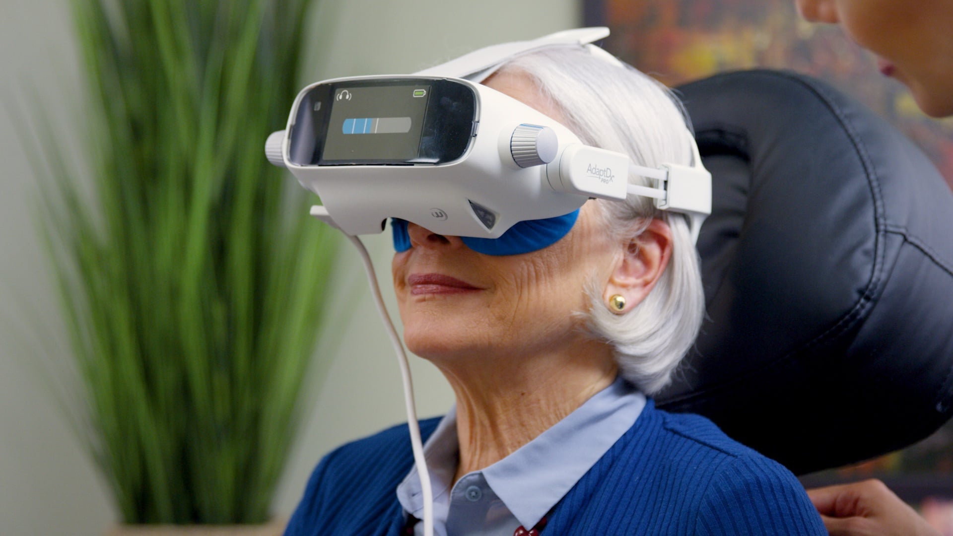 The headset requires no dark-room and features an artificial intelligence-driven onboard technician.