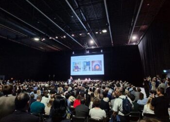Rayner's lunchtime symposium at ESCRS attracted more than 600 surgeons. Image: Rayner.