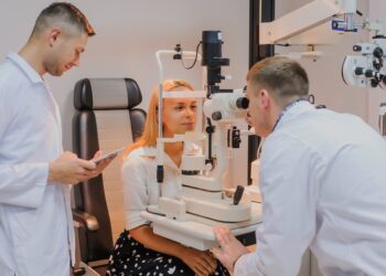 One of the most effective ways to bridge the gap between theoretical knowledge and practical skills is through clinical placements.
Image: Med Studio/shutterstock.com