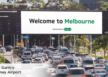 A new Specsavers marketing campaign is being rolled out at Sydney and Melbourne airports.  Image: Specsavers.